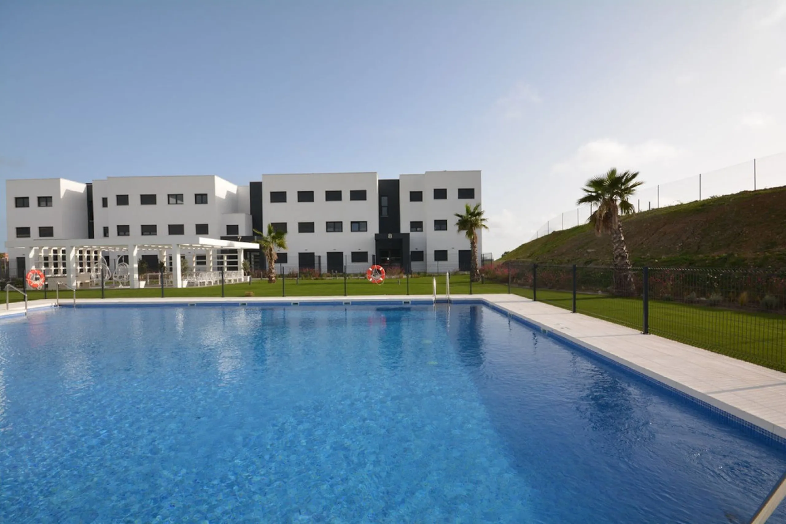Apartment - Ground Floor Apartment в продаже в Estepona, Málaga. В доме 2 спален и 2 ванных комнат. Площадь дома 84 м²