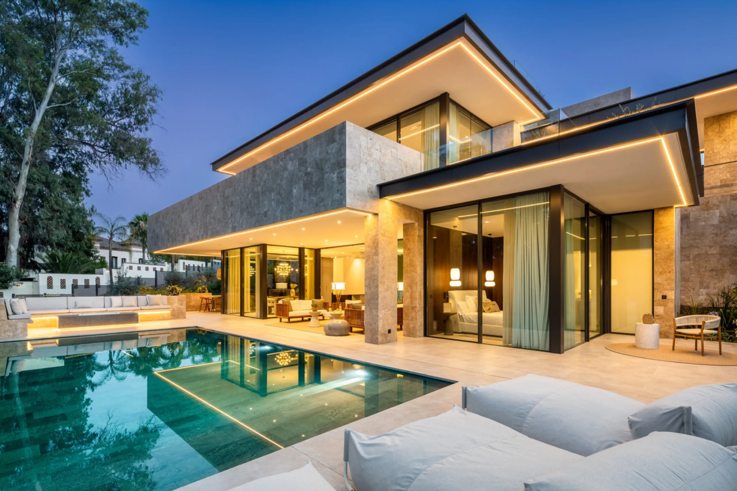 Nestled in the prestigious La Cerquilla community of Nueva Andalucía, this contemporary villa epitomizes luxury living. Masterfully crafted with organic materials, it seamlessly blends with its natural surroundings.