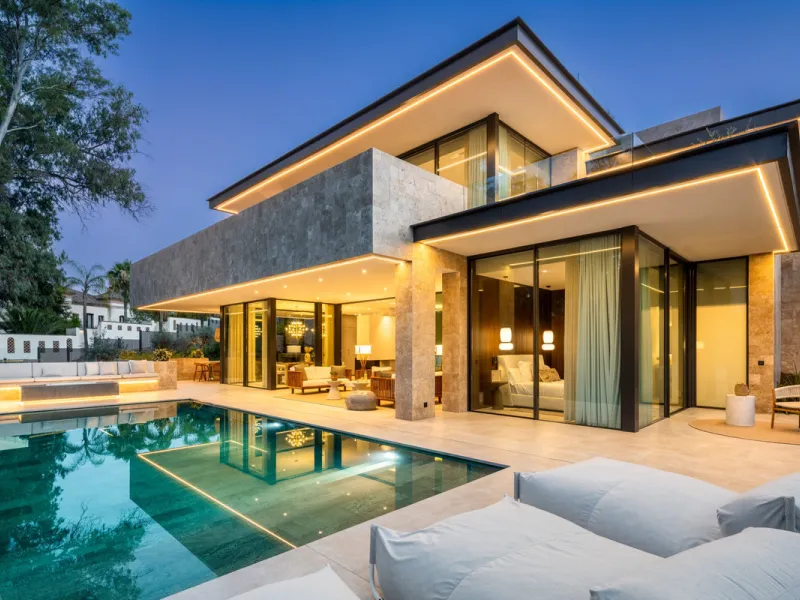 Nestled in the prestigious La Cerquilla community of Nueva Andalucía, this contemporary villa epitomizes luxury living. Masterfully crafted with organic materials, it seamlessly blends with its natural surroundings.