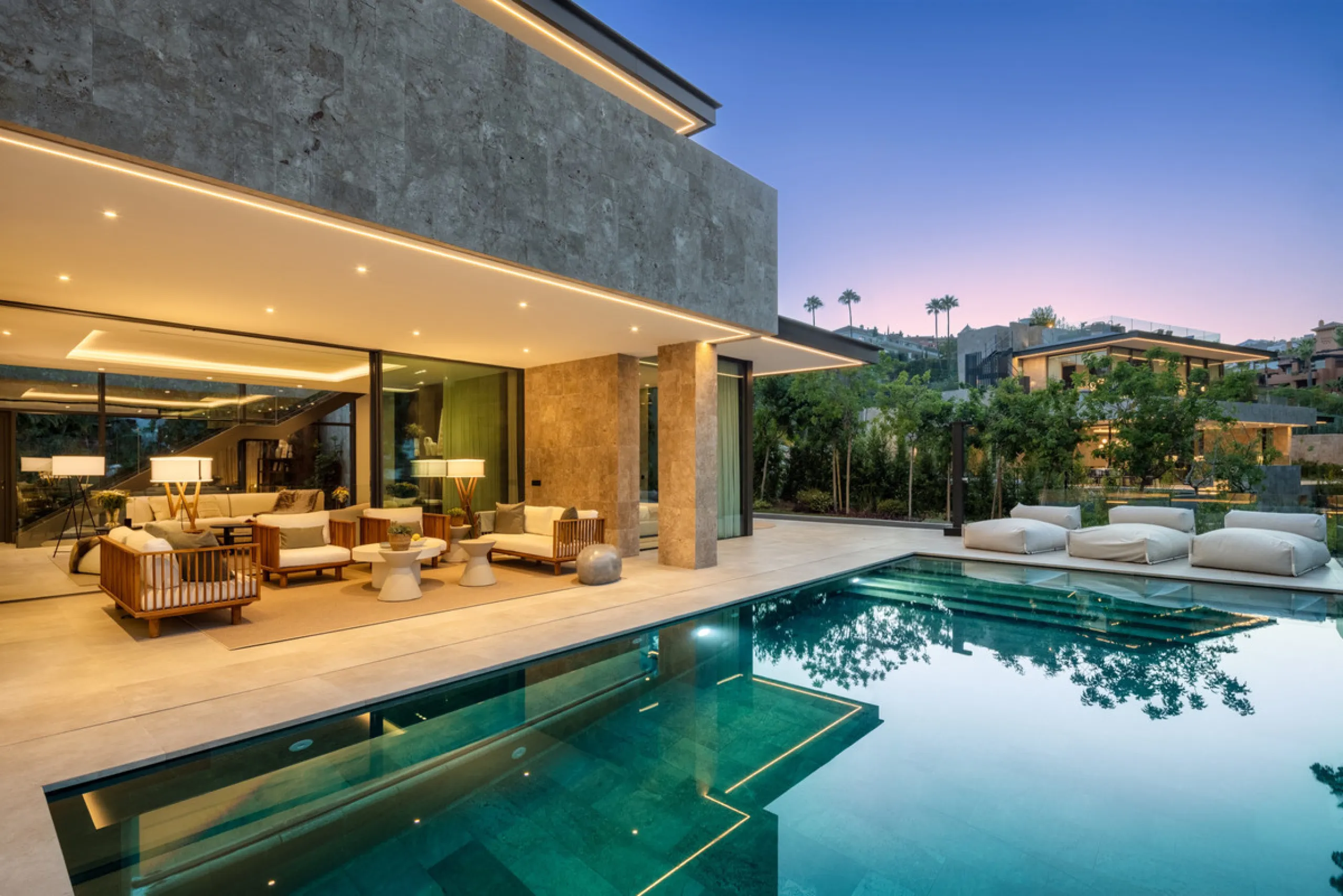 Nestled in the prestigious La Cerquilla community of Nueva Andalucía, this contemporary villa epitomizes luxury living. Masterfully crafted with organic materials, it seamlessly blends with its natural surroundings.