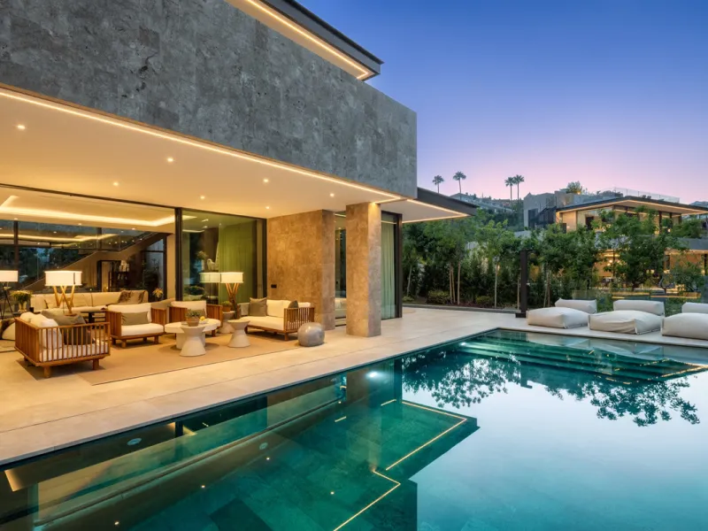 Nestled in the prestigious La Cerquilla community of Nueva Andalucía, this contemporary villa epitomizes luxury living. Masterfully crafted with organic materials, it seamlessly blends with its natural surroundings.