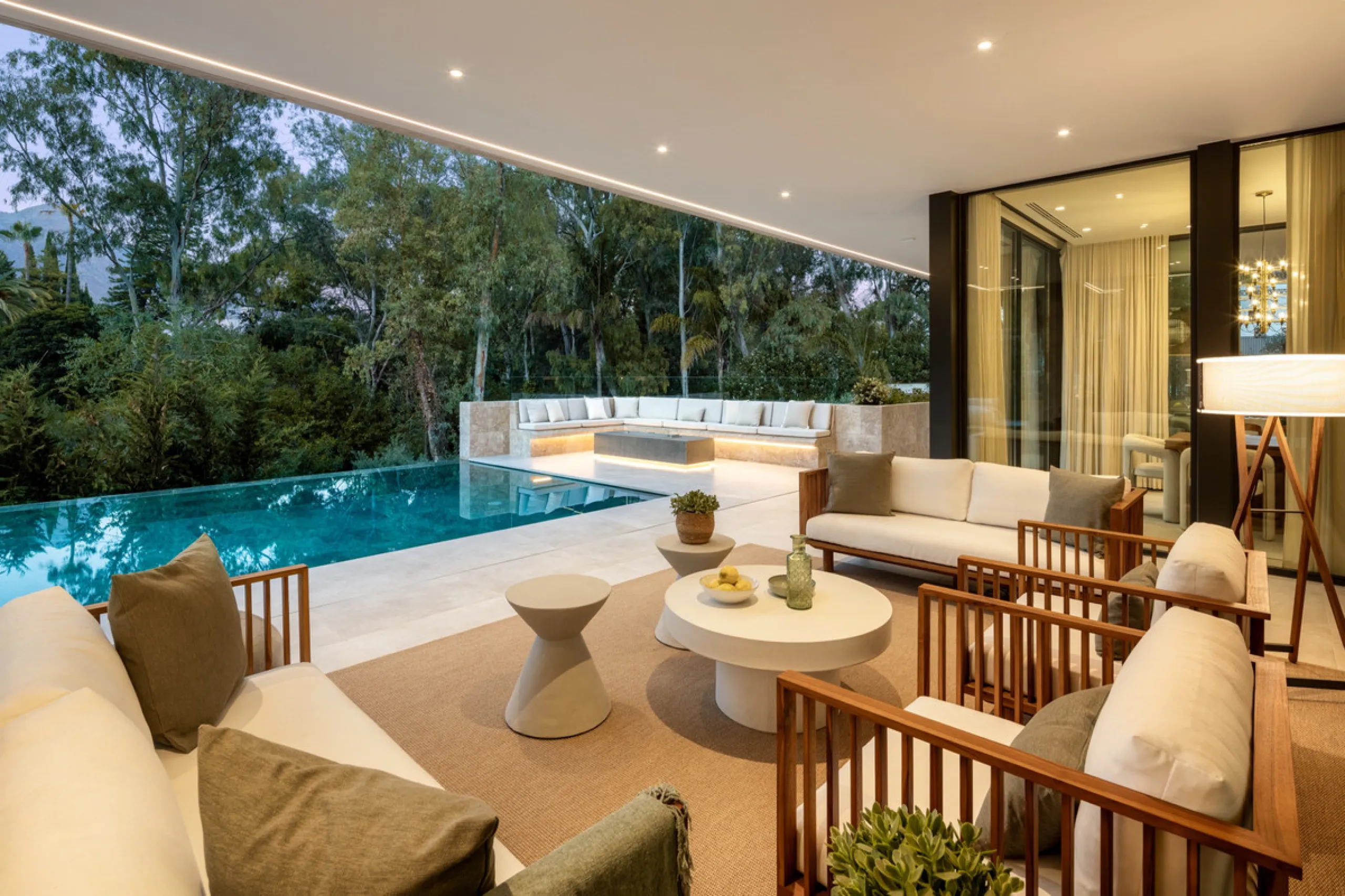 Nestled in the prestigious La Cerquilla community of Nueva Andalucía, this contemporary villa epitomizes luxury living. Masterfully crafted with organic materials, it seamlessly blends with its natural surroundings.