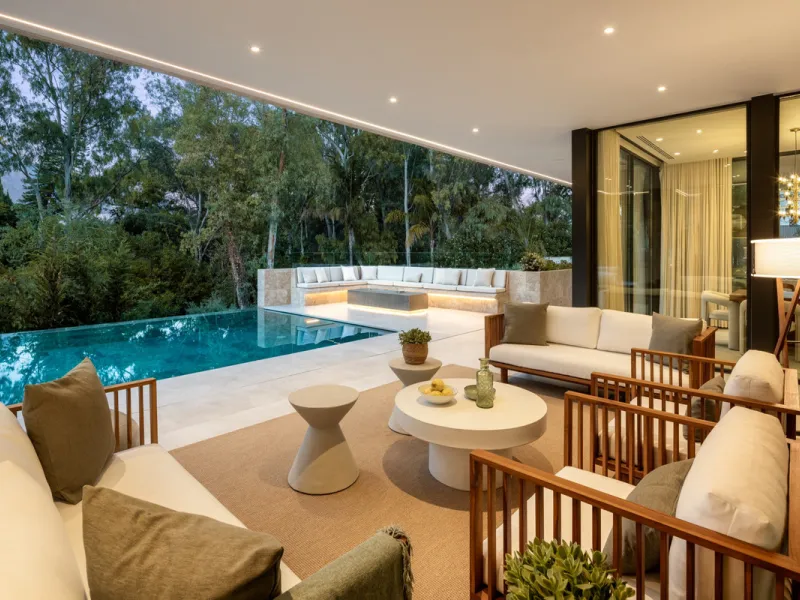 Nestled in the prestigious La Cerquilla community of Nueva Andalucía, this contemporary villa epitomizes luxury living. Masterfully crafted with organic materials, it seamlessly blends with its natural surroundings.