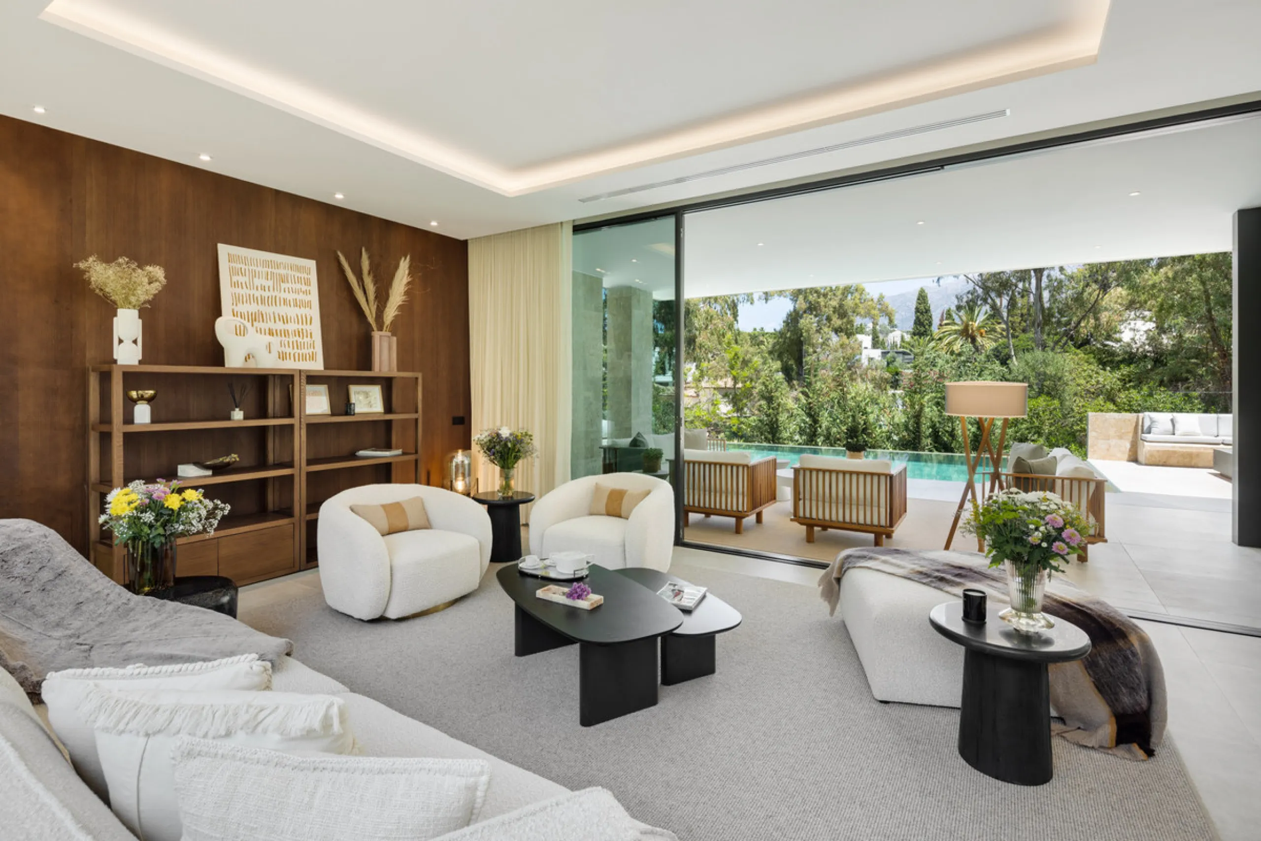 Nestled in the prestigious La Cerquilla community of Nueva Andalucía, this contemporary villa epitomizes luxury living. Masterfully crafted with organic materials, it seamlessly blends with its natural surroundings.