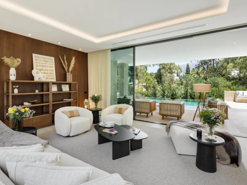 Nestled in the prestigious La Cerquilla community of Nueva Andalucía, this contemporary villa epitomizes luxury living. Masterfully crafted with organic materials, it seamlessly blends with its natural surroundings.