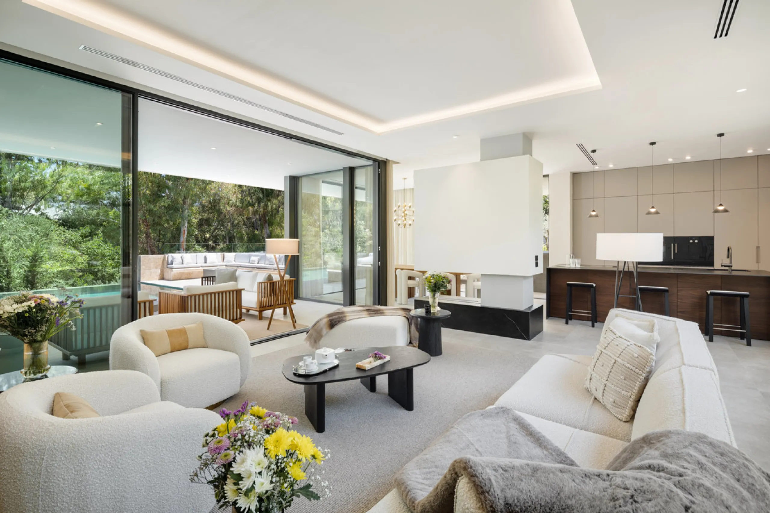Nestled in the prestigious La Cerquilla community of Nueva Andalucía, this contemporary villa epitomizes luxury living. Masterfully crafted with organic materials, it seamlessly blends with its natural surroundings.
