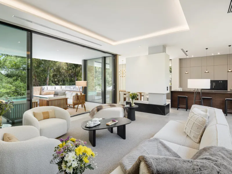 Nestled in the prestigious La Cerquilla community of Nueva Andalucía, this contemporary villa epitomizes luxury living. Masterfully crafted with organic materials, it seamlessly blends with its natural surroundings.
