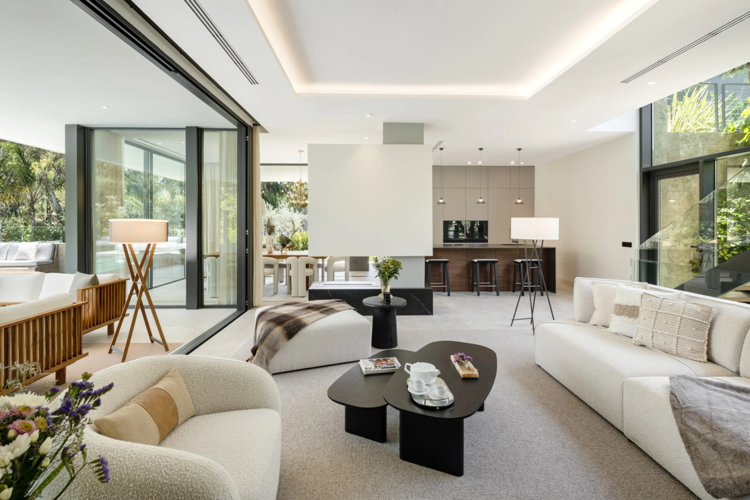 Nestled in the prestigious La Cerquilla community of Nueva Andalucía, this contemporary villa epitomizes luxury living. Masterfully crafted with organic materials, it seamlessly blends with its natural surroundings.