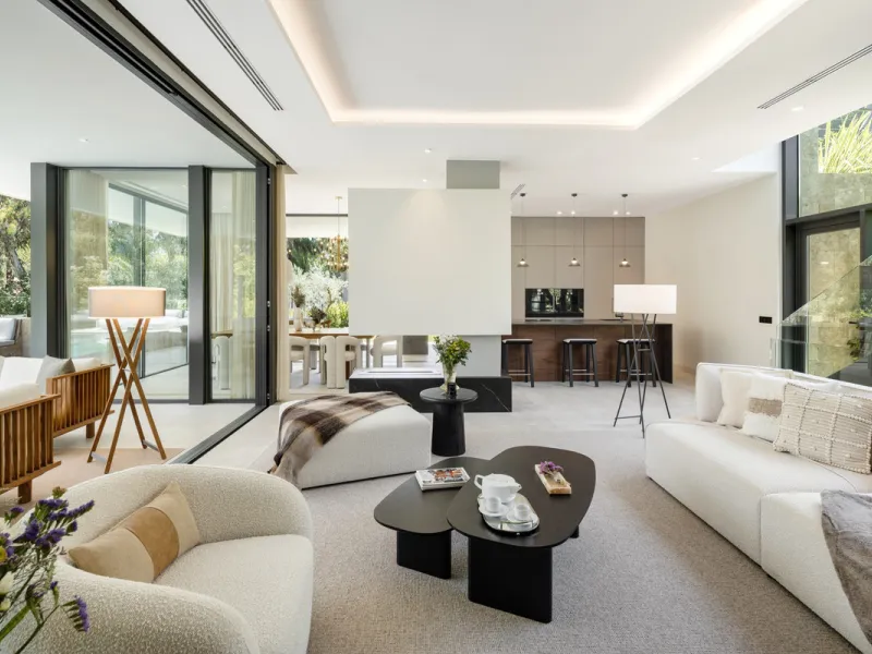 Nestled in the prestigious La Cerquilla community of Nueva Andalucía, this contemporary villa epitomizes luxury living. Masterfully crafted with organic materials, it seamlessly blends with its natural surroundings.