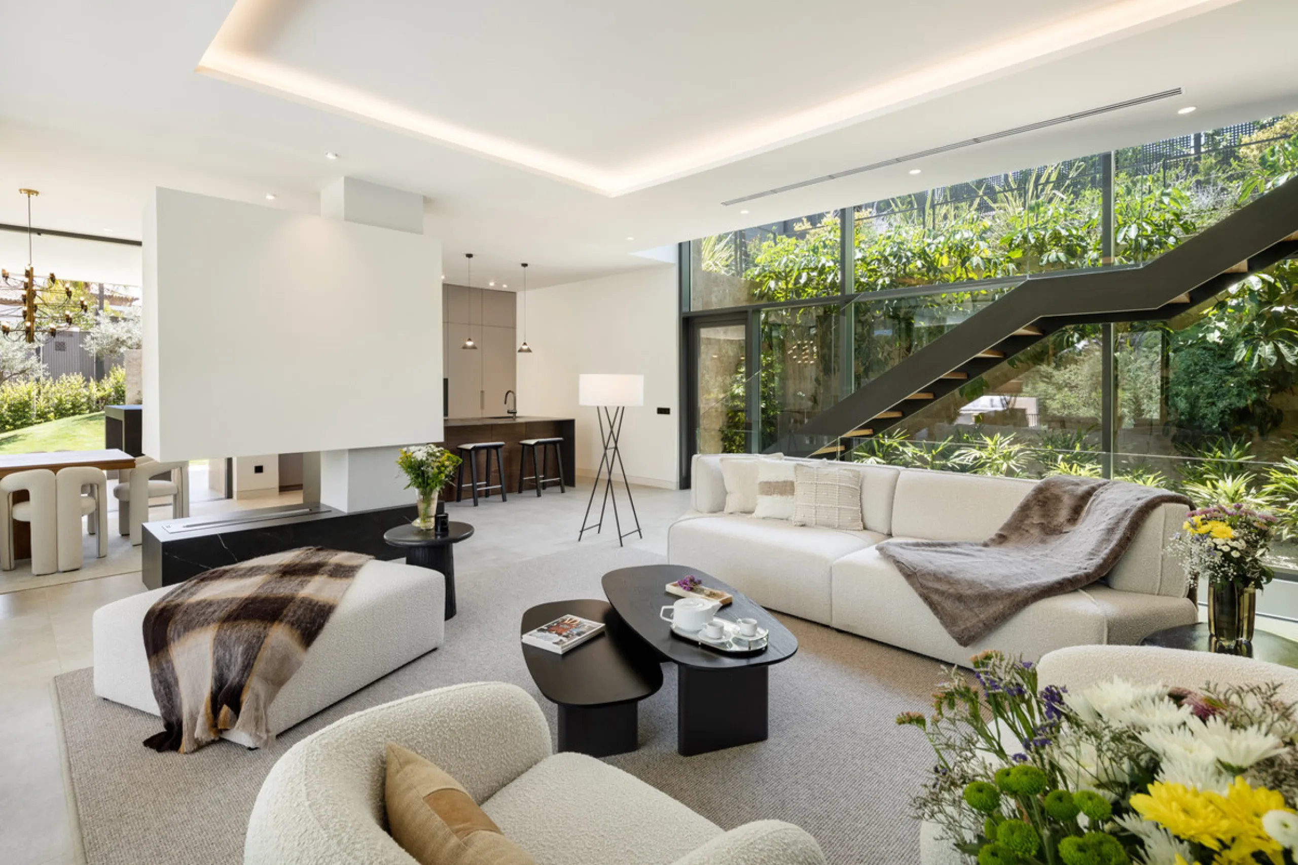 Nestled in the prestigious La Cerquilla community of Nueva Andalucía, this contemporary villa epitomizes luxury living. Masterfully crafted with organic materials, it seamlessly blends with its natural surroundings.