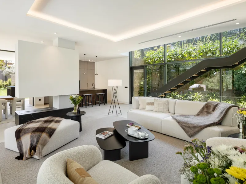 Nestled in the prestigious La Cerquilla community of Nueva Andalucía, this contemporary villa epitomizes luxury living. Masterfully crafted with organic materials, it seamlessly blends with its natural surroundings.