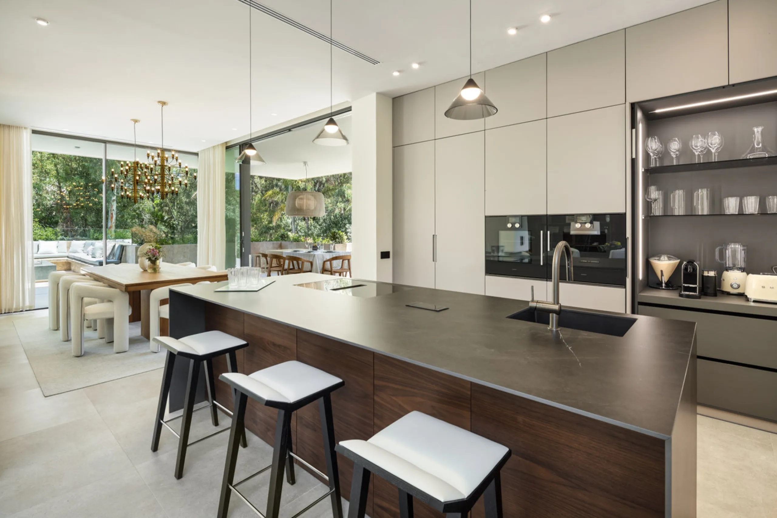 Nestled in the prestigious La Cerquilla community of Nueva Andalucía, this contemporary villa epitomizes luxury living. Masterfully crafted with organic materials, it seamlessly blends with its natural surroundings.