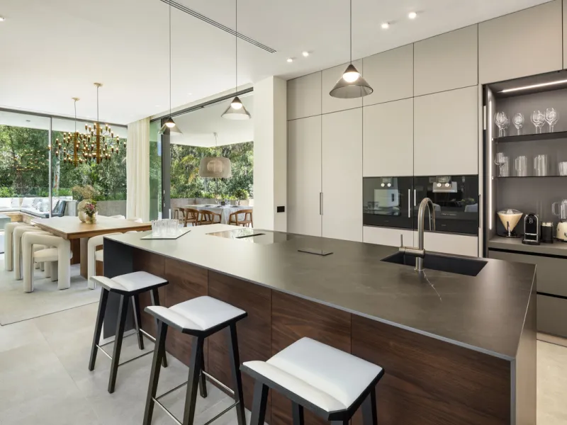 Nestled in the prestigious La Cerquilla community of Nueva Andalucía, this contemporary villa epitomizes luxury living. Masterfully crafted with organic materials, it seamlessly blends with its natural surroundings.