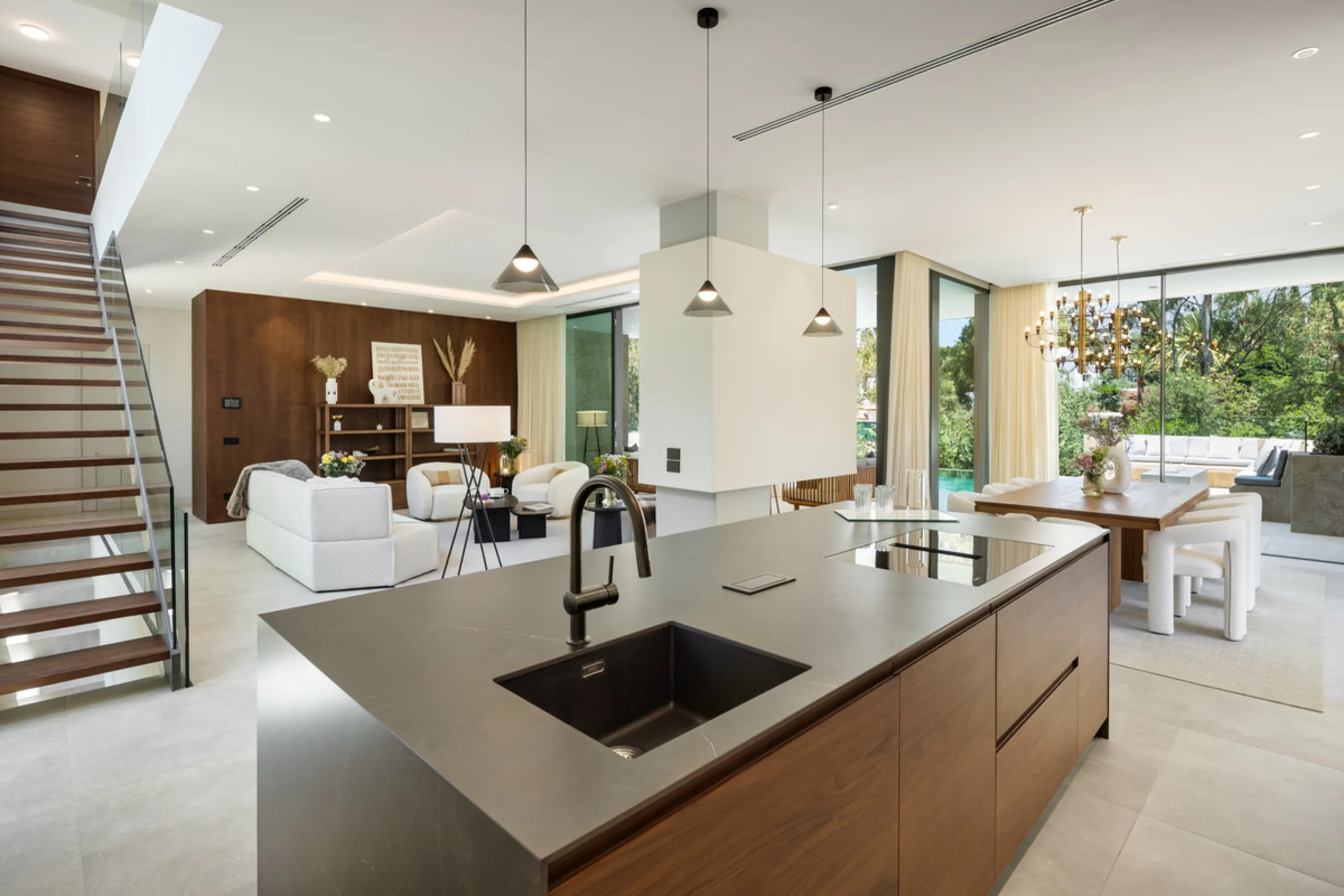 Nestled in the prestigious La Cerquilla community of Nueva Andalucía, this contemporary villa epitomizes luxury living. Masterfully crafted with organic materials, it seamlessly blends with its natural surroundings.