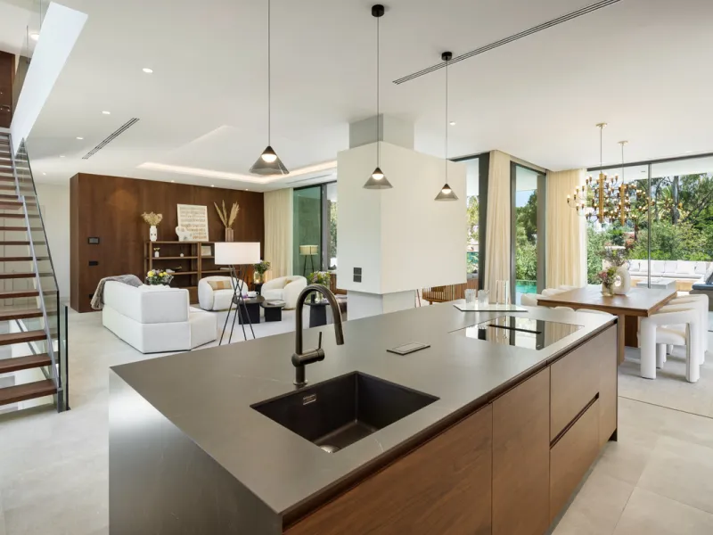 Nestled in the prestigious La Cerquilla community of Nueva Andalucía, this contemporary villa epitomizes luxury living. Masterfully crafted with organic materials, it seamlessly blends with its natural surroundings.