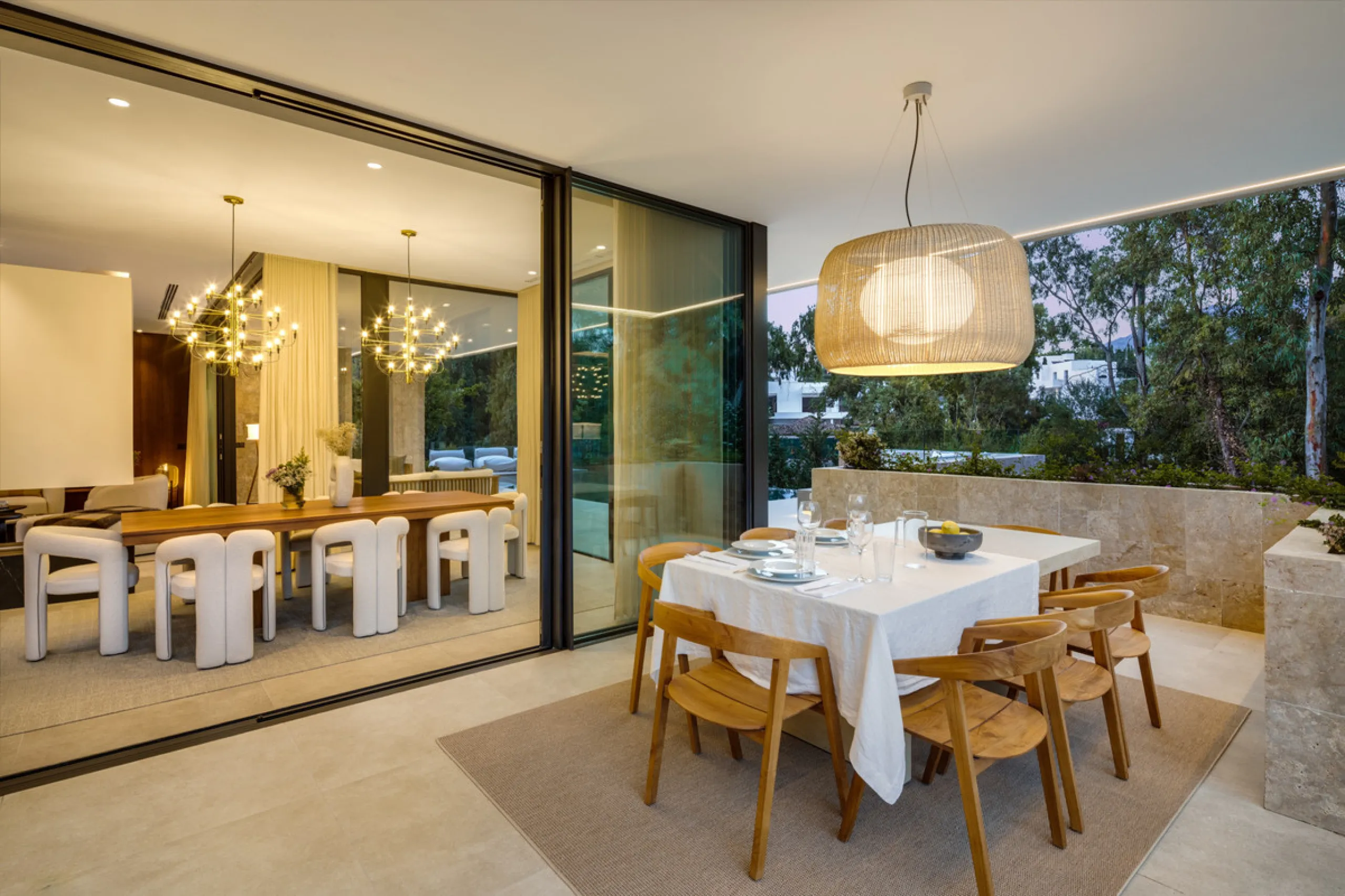 Nestled in the prestigious La Cerquilla community of Nueva Andalucía, this contemporary villa epitomizes luxury living. Masterfully crafted with organic materials, it seamlessly blends with its natural surroundings.