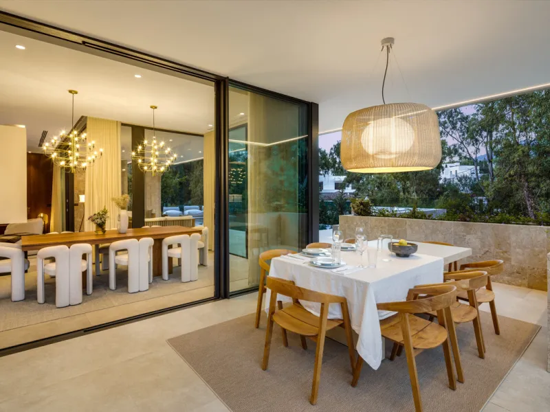 Nestled in the prestigious La Cerquilla community of Nueva Andalucía, this contemporary villa epitomizes luxury living. Masterfully crafted with organic materials, it seamlessly blends with its natural surroundings.