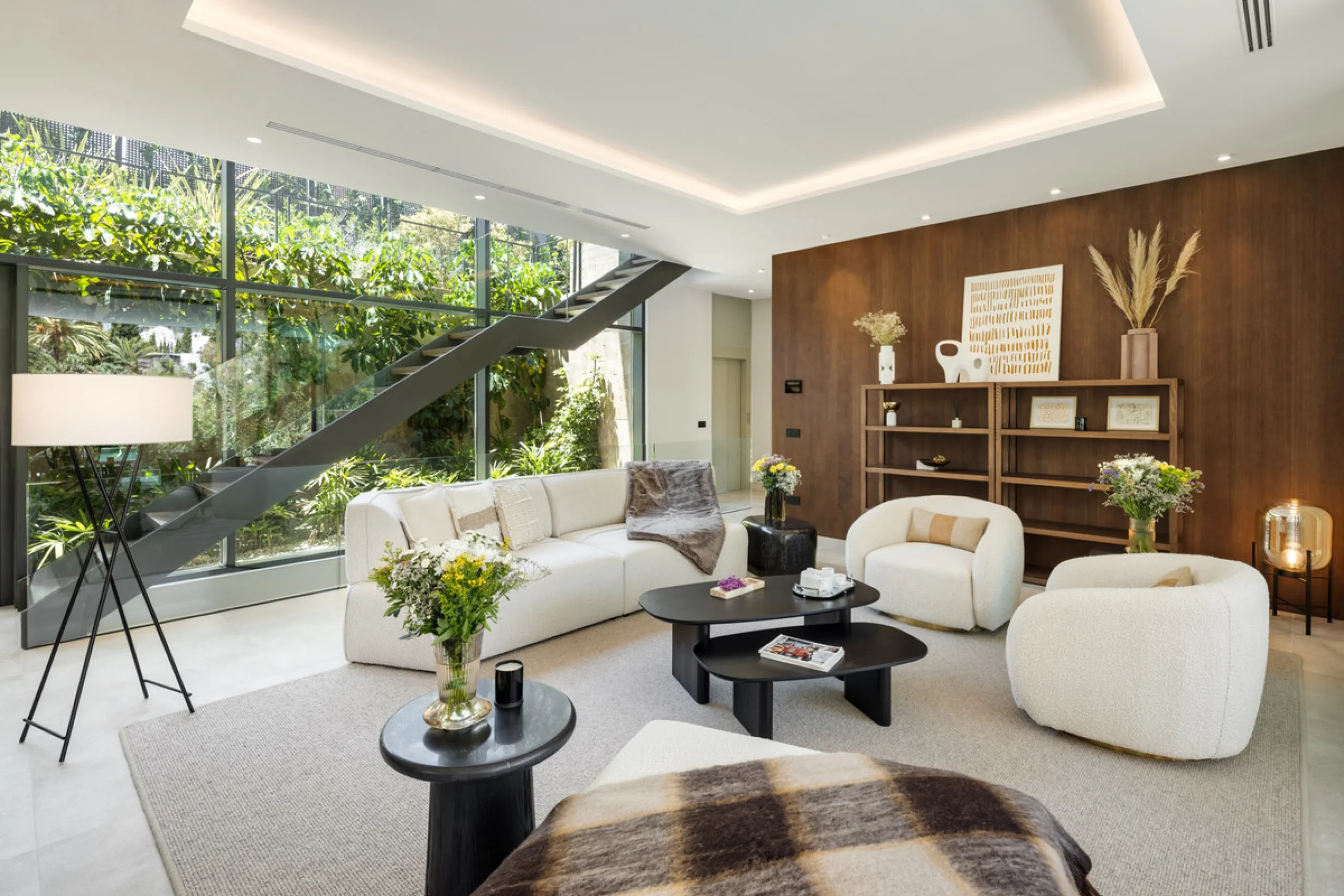 Nestled in the prestigious La Cerquilla community of Nueva Andalucía, this contemporary villa epitomizes luxury living. Masterfully crafted with organic materials, it seamlessly blends with its natural surroundings.
