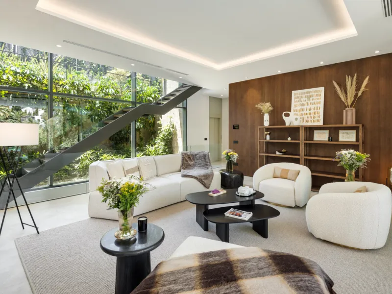 Nestled in the prestigious La Cerquilla community of Nueva Andalucía, this contemporary villa epitomizes luxury living. Masterfully crafted with organic materials, it seamlessly blends with its natural surroundings.