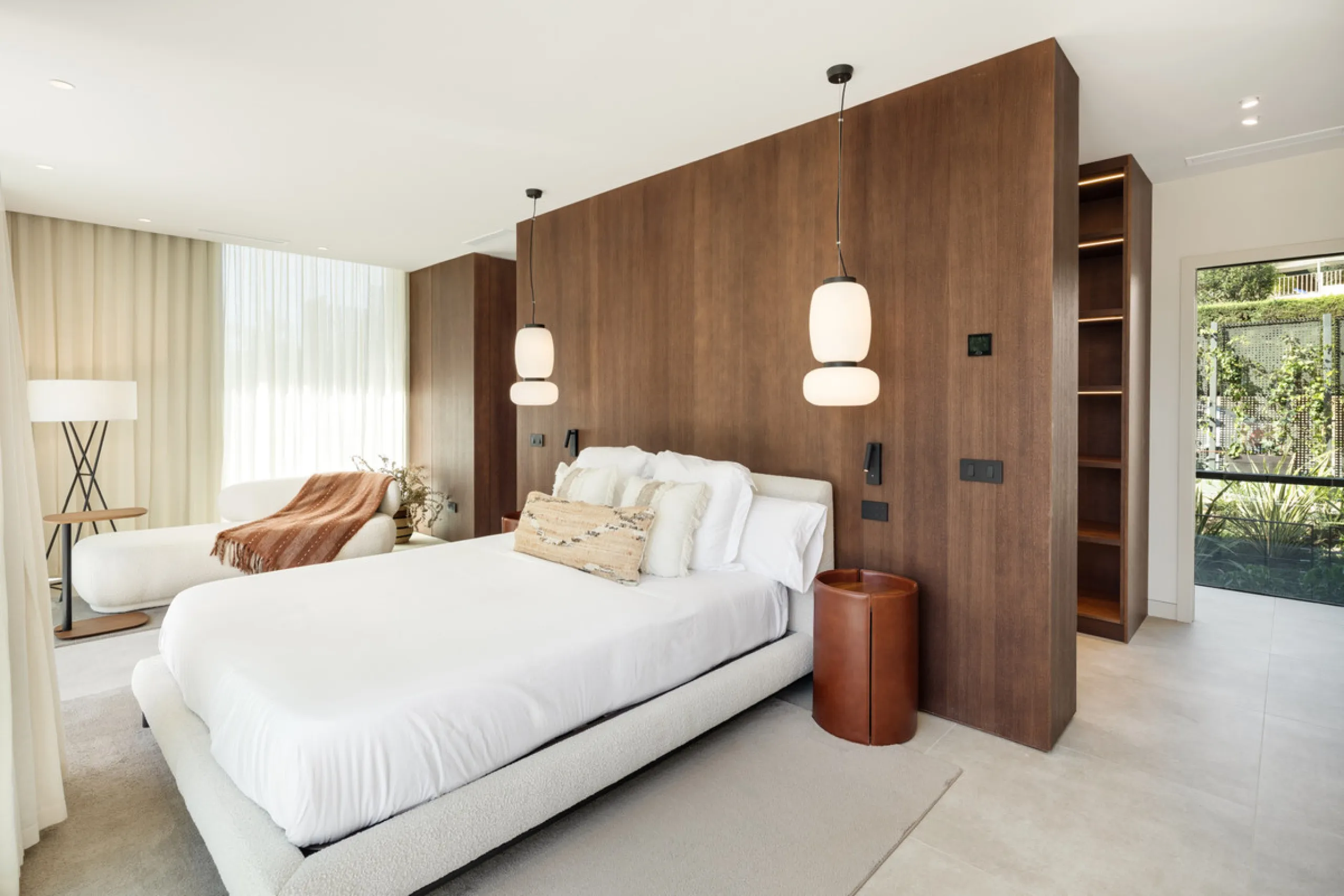 Nestled in the prestigious La Cerquilla community of Nueva Andalucía, this contemporary villa epitomizes luxury living. Masterfully crafted with organic materials, it seamlessly blends with its natural surroundings.