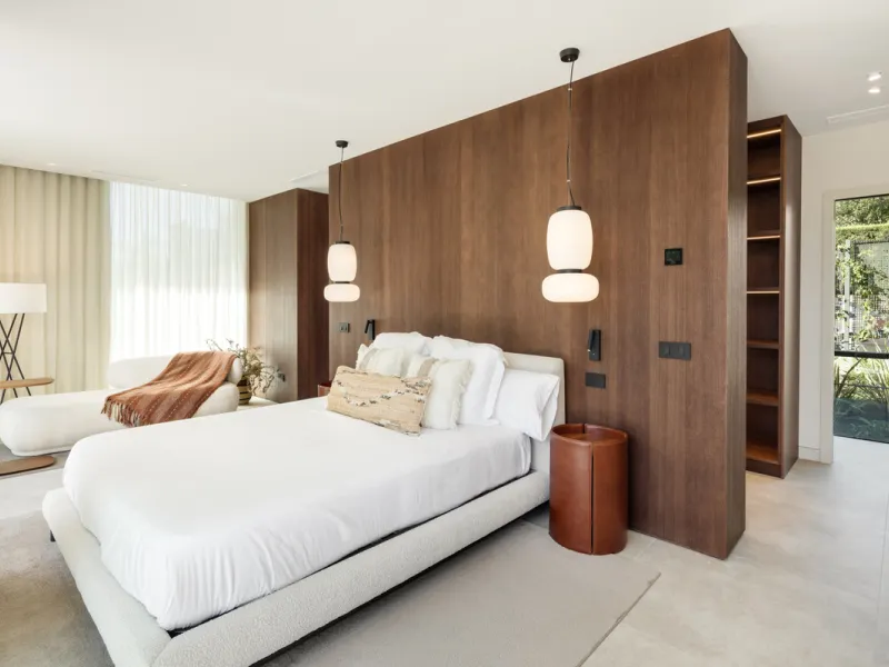 Nestled in the prestigious La Cerquilla community of Nueva Andalucía, this contemporary villa epitomizes luxury living. Masterfully crafted with organic materials, it seamlessly blends with its natural surroundings.