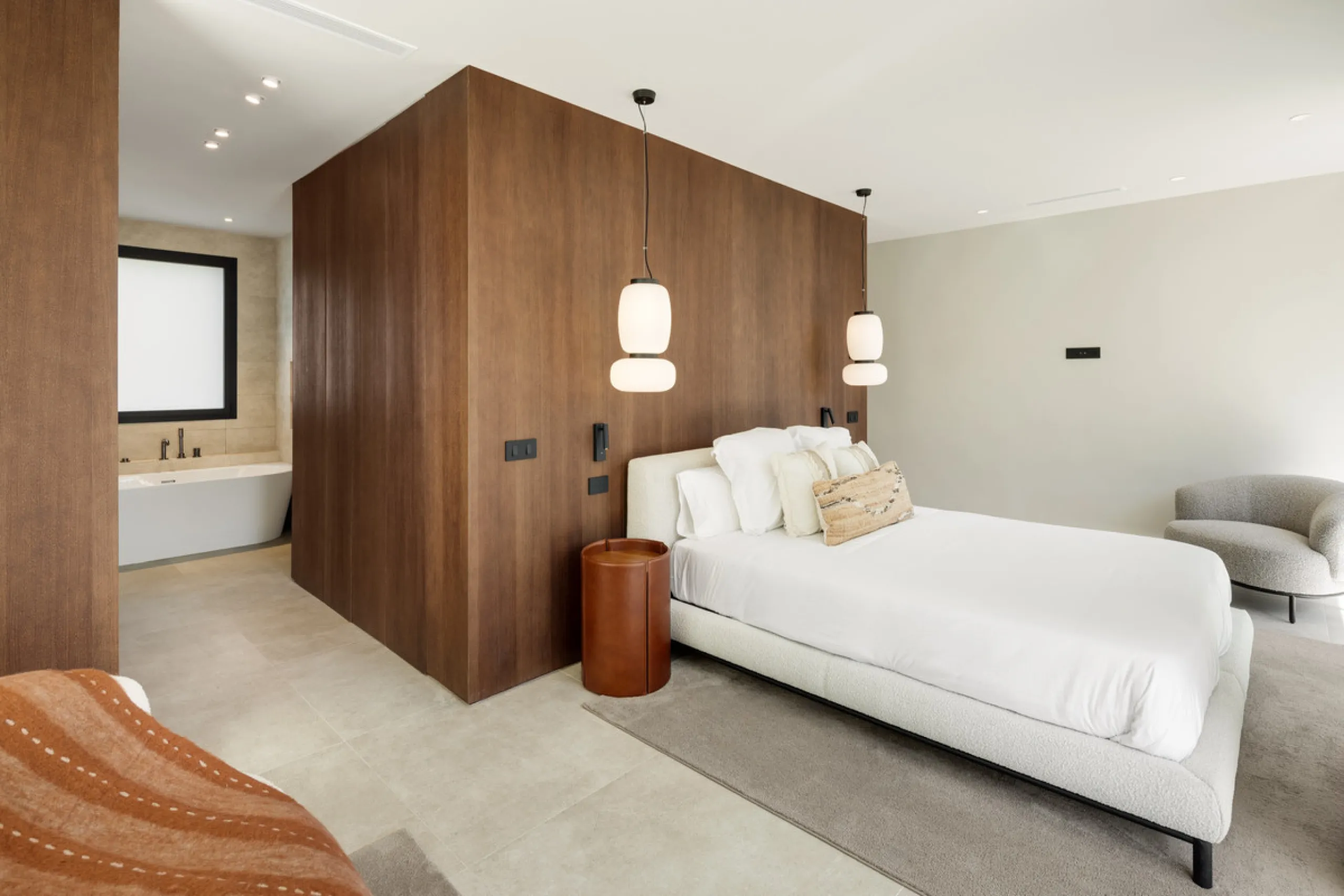 Nestled in the prestigious La Cerquilla community of Nueva Andalucía, this contemporary villa epitomizes luxury living. Masterfully crafted with organic materials, it seamlessly blends with its natural surroundings.