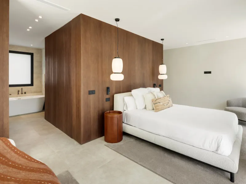 Nestled in the prestigious La Cerquilla community of Nueva Andalucía, this contemporary villa epitomizes luxury living. Masterfully crafted with organic materials, it seamlessly blends with its natural surroundings.