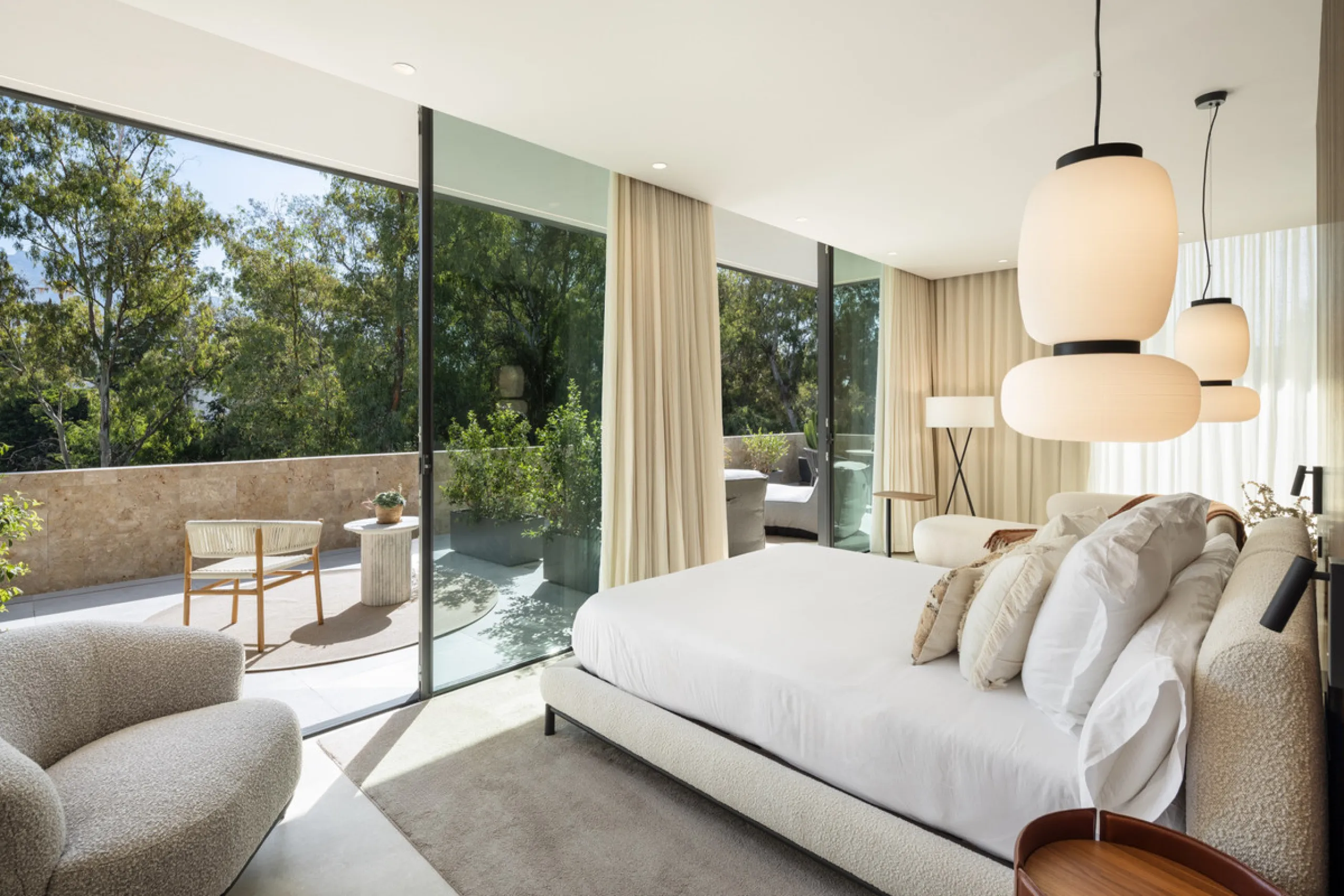 Nestled in the prestigious La Cerquilla community of Nueva Andalucía, this contemporary villa epitomizes luxury living. Masterfully crafted with organic materials, it seamlessly blends with its natural surroundings.