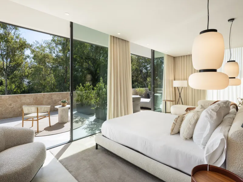 Nestled in the prestigious La Cerquilla community of Nueva Andalucía, this contemporary villa epitomizes luxury living. Masterfully crafted with organic materials, it seamlessly blends with its natural surroundings.