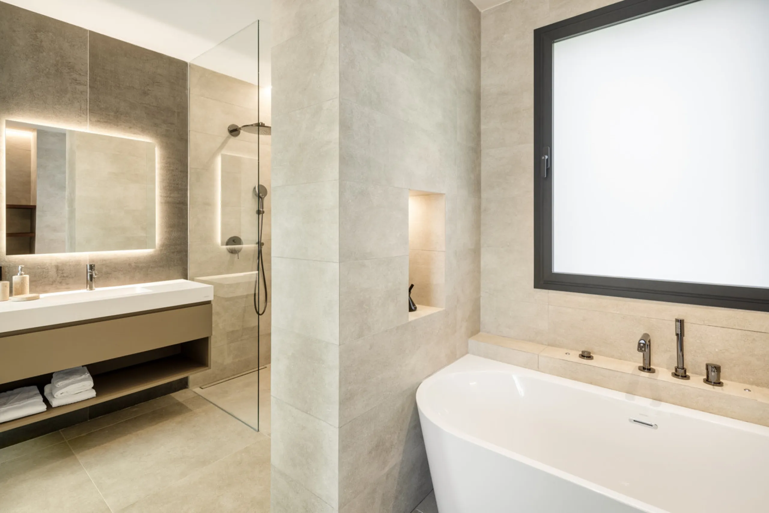 Nestled in the prestigious La Cerquilla community of Nueva Andalucía, this contemporary villa epitomizes luxury living. Masterfully crafted with organic materials, it seamlessly blends with its natural surroundings.