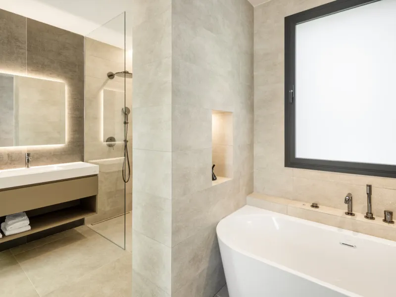 Nestled in the prestigious La Cerquilla community of Nueva Andalucía, this contemporary villa epitomizes luxury living. Masterfully crafted with organic materials, it seamlessly blends with its natural surroundings.