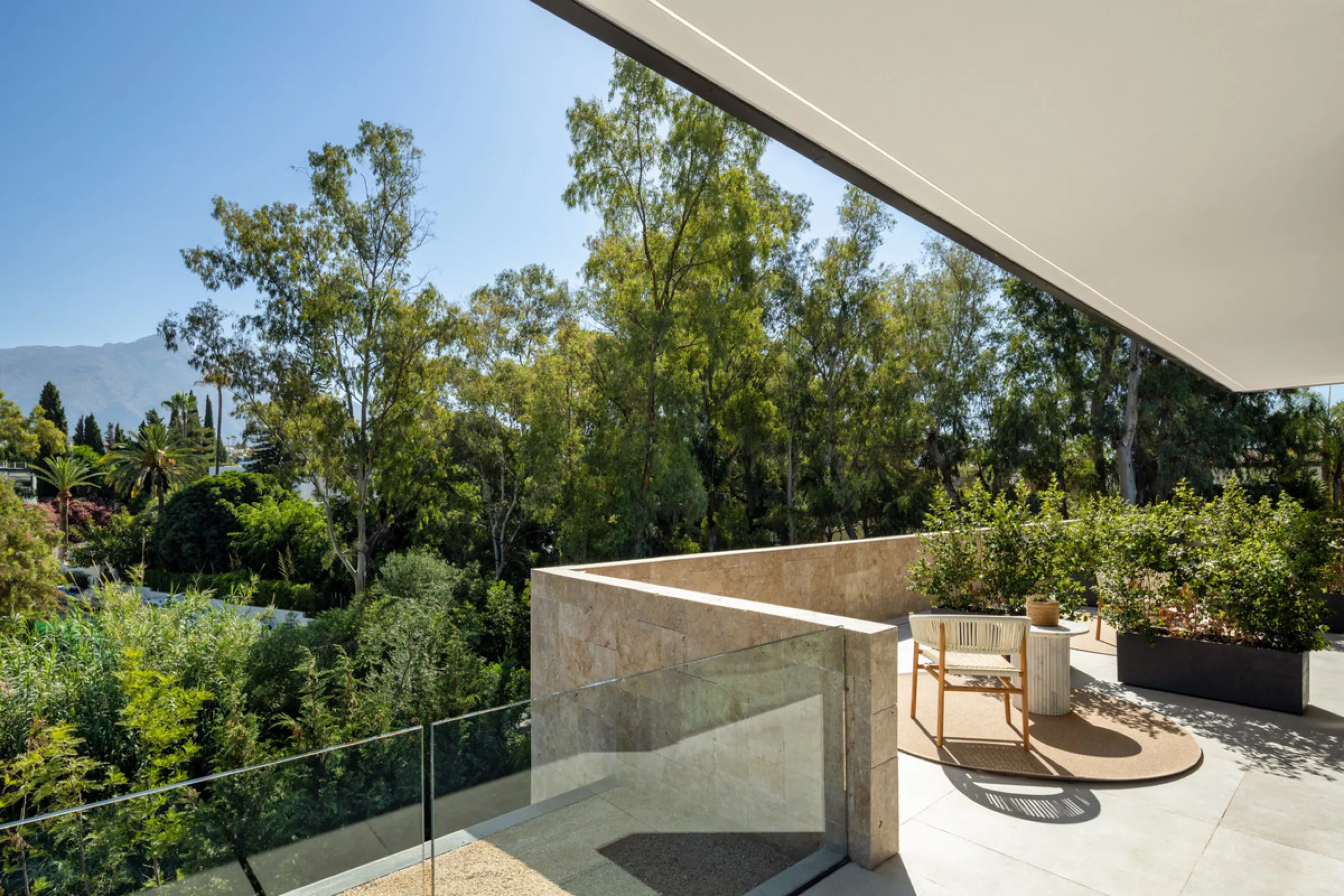 Nestled in the prestigious La Cerquilla community of Nueva Andalucía, this contemporary villa epitomizes luxury living. Masterfully crafted with organic materials, it seamlessly blends with its natural surroundings.