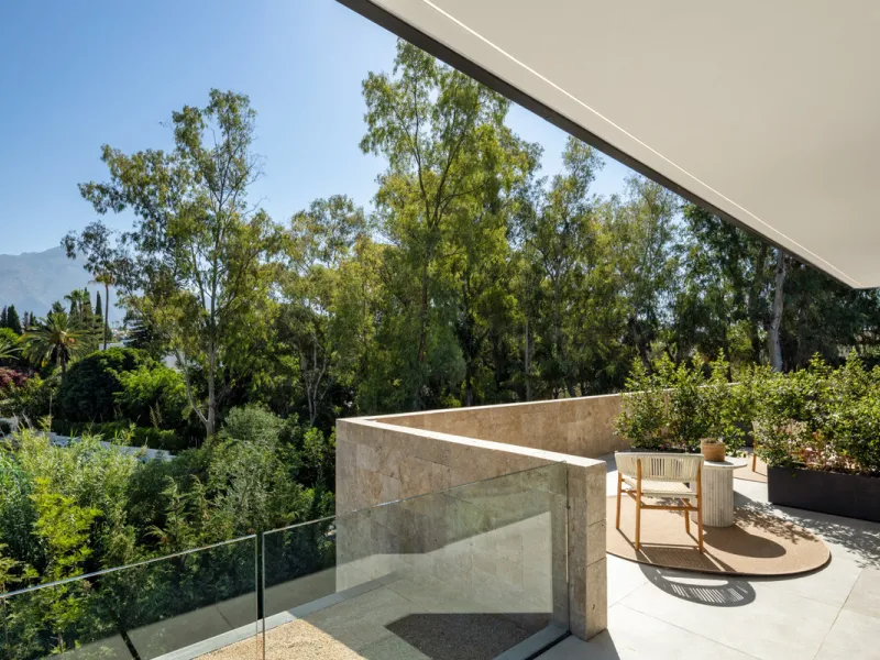 Nestled in the prestigious La Cerquilla community of Nueva Andalucía, this contemporary villa epitomizes luxury living. Masterfully crafted with organic materials, it seamlessly blends with its natural surroundings.