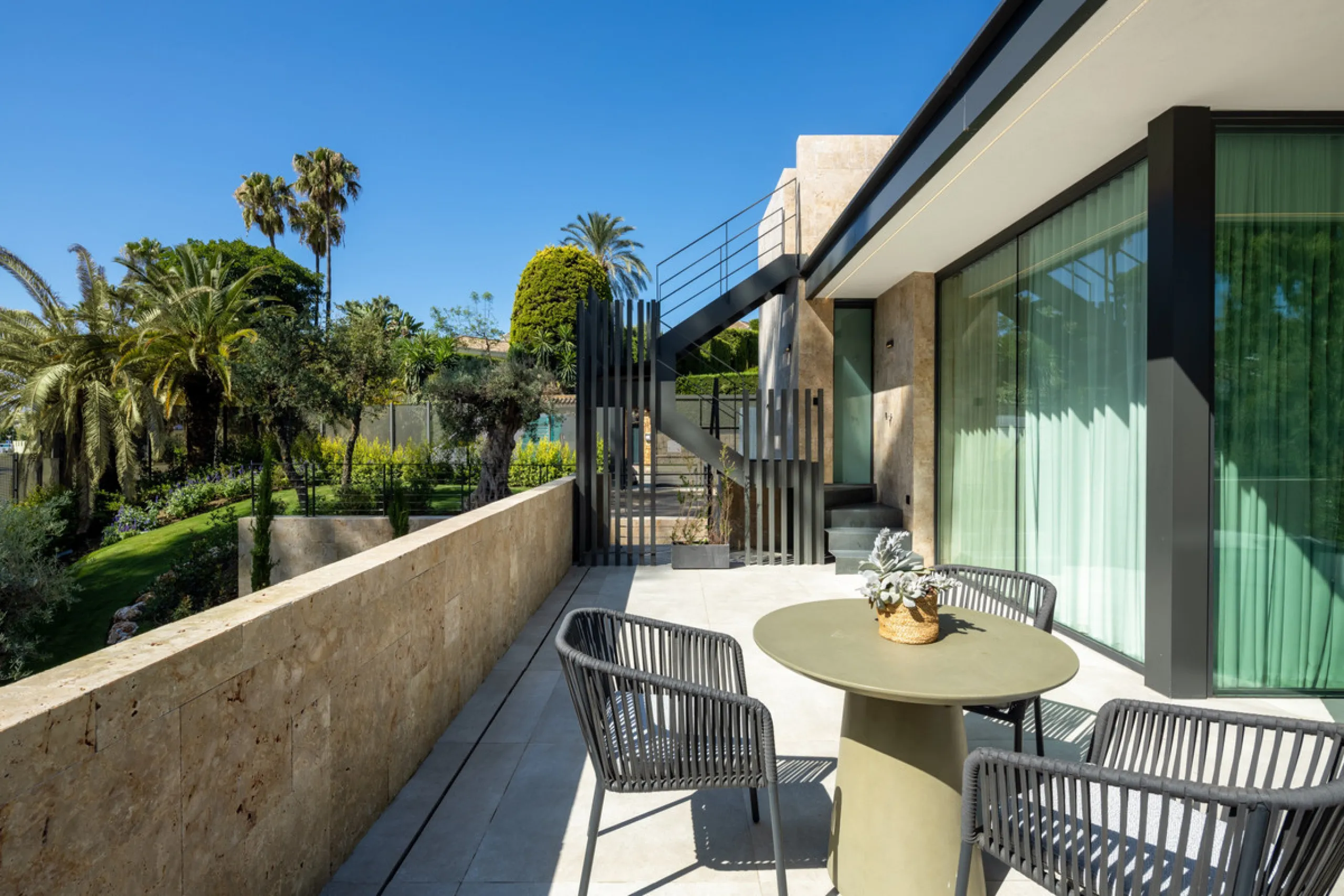 Nestled in the prestigious La Cerquilla community of Nueva Andalucía, this contemporary villa epitomizes luxury living. Masterfully crafted with organic materials, it seamlessly blends with its natural surroundings.
