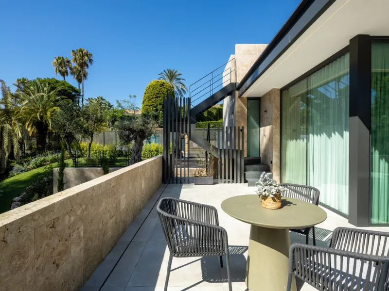 Nestled in the prestigious La Cerquilla community of Nueva Andalucía, this contemporary villa epitomizes luxury living. Masterfully crafted with organic materials, it seamlessly blends with its natural surroundings.