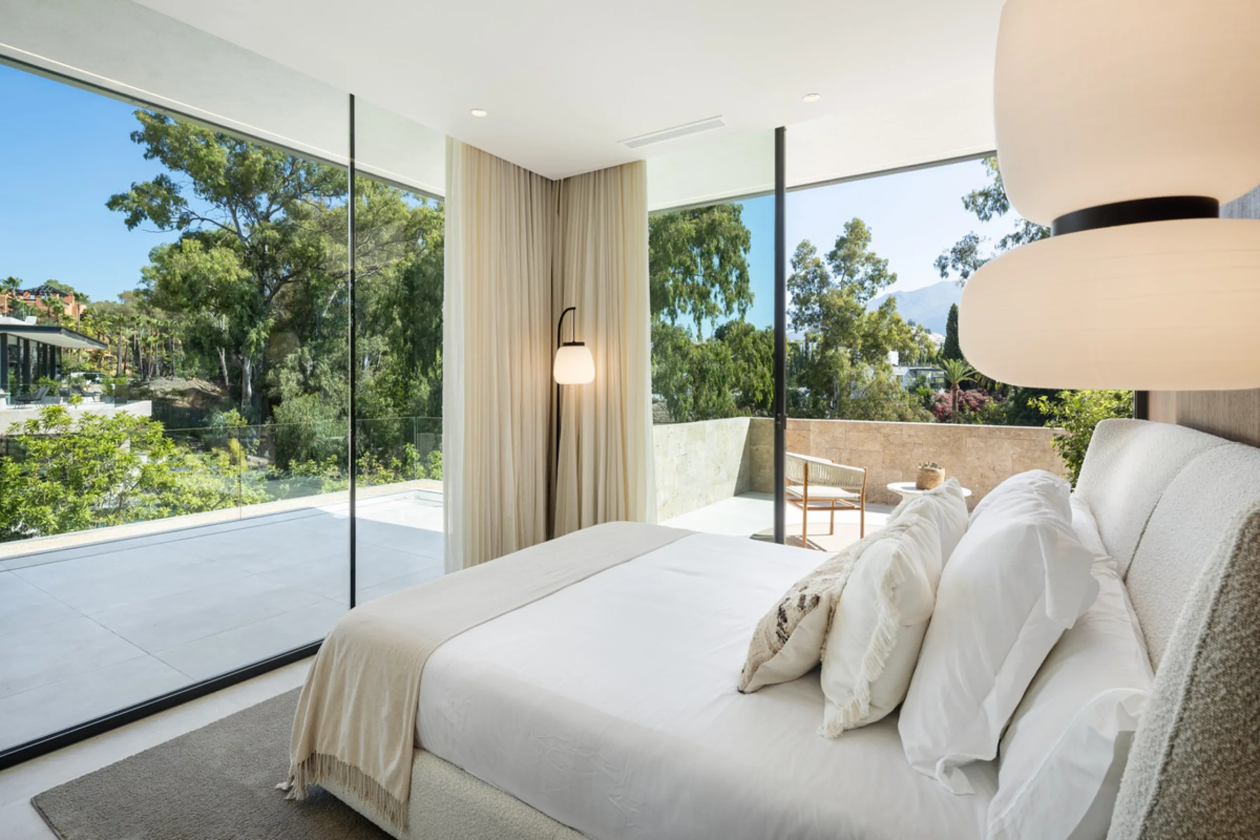 Nestled in the prestigious La Cerquilla community of Nueva Andalucía, this contemporary villa epitomizes luxury living. Masterfully crafted with organic materials, it seamlessly blends with its natural surroundings.