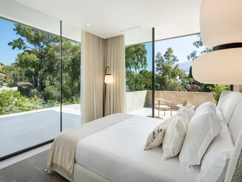 Nestled in the prestigious La Cerquilla community of Nueva Andalucía, this contemporary villa epitomizes luxury living. Masterfully crafted with organic materials, it seamlessly blends with its natural surroundings.