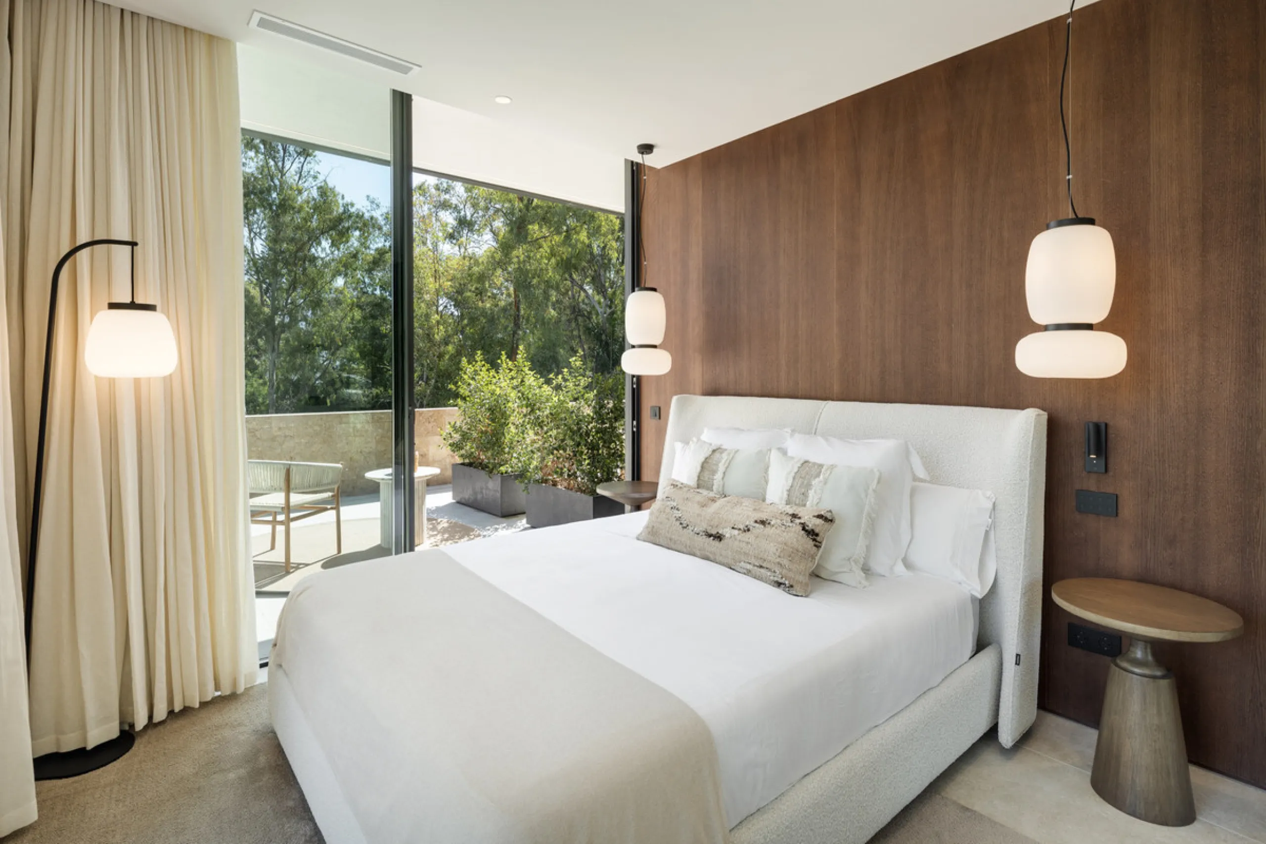 Nestled in the prestigious La Cerquilla community of Nueva Andalucía, this contemporary villa epitomizes luxury living. Masterfully crafted with organic materials, it seamlessly blends with its natural surroundings.