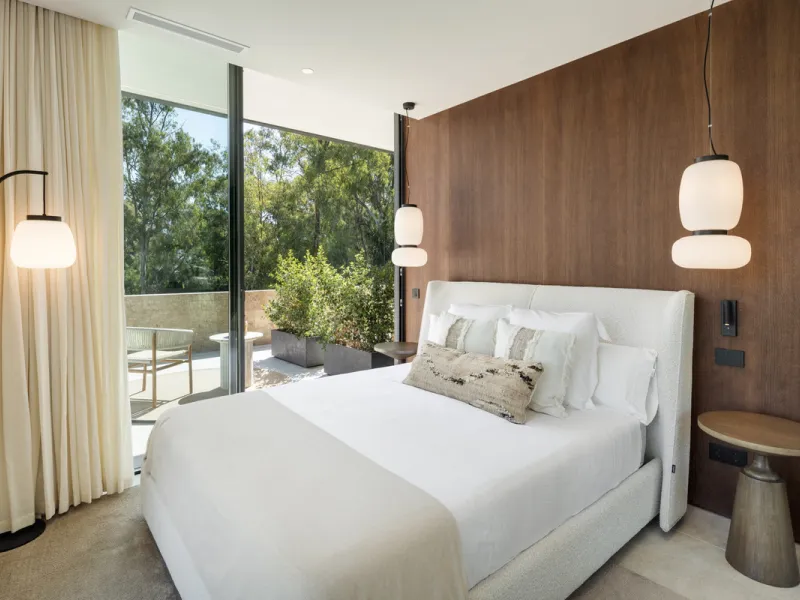Nestled in the prestigious La Cerquilla community of Nueva Andalucía, this contemporary villa epitomizes luxury living. Masterfully crafted with organic materials, it seamlessly blends with its natural surroundings.