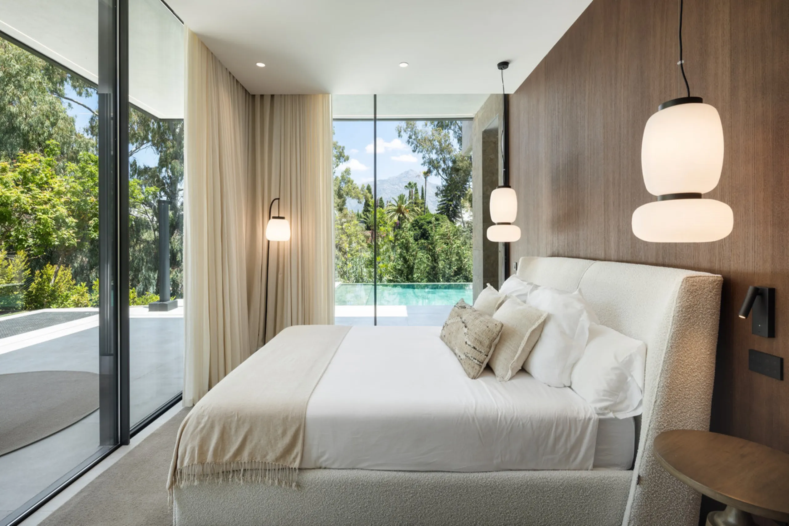 Nestled in the prestigious La Cerquilla community of Nueva Andalucía, this contemporary villa epitomizes luxury living. Masterfully crafted with organic materials, it seamlessly blends with its natural surroundings.