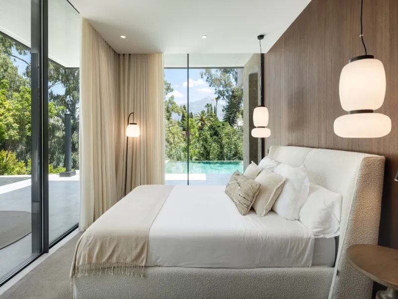 Nestled in the prestigious La Cerquilla community of Nueva Andalucía, this contemporary villa epitomizes luxury living. Masterfully crafted with organic materials, it seamlessly blends with its natural surroundings.
