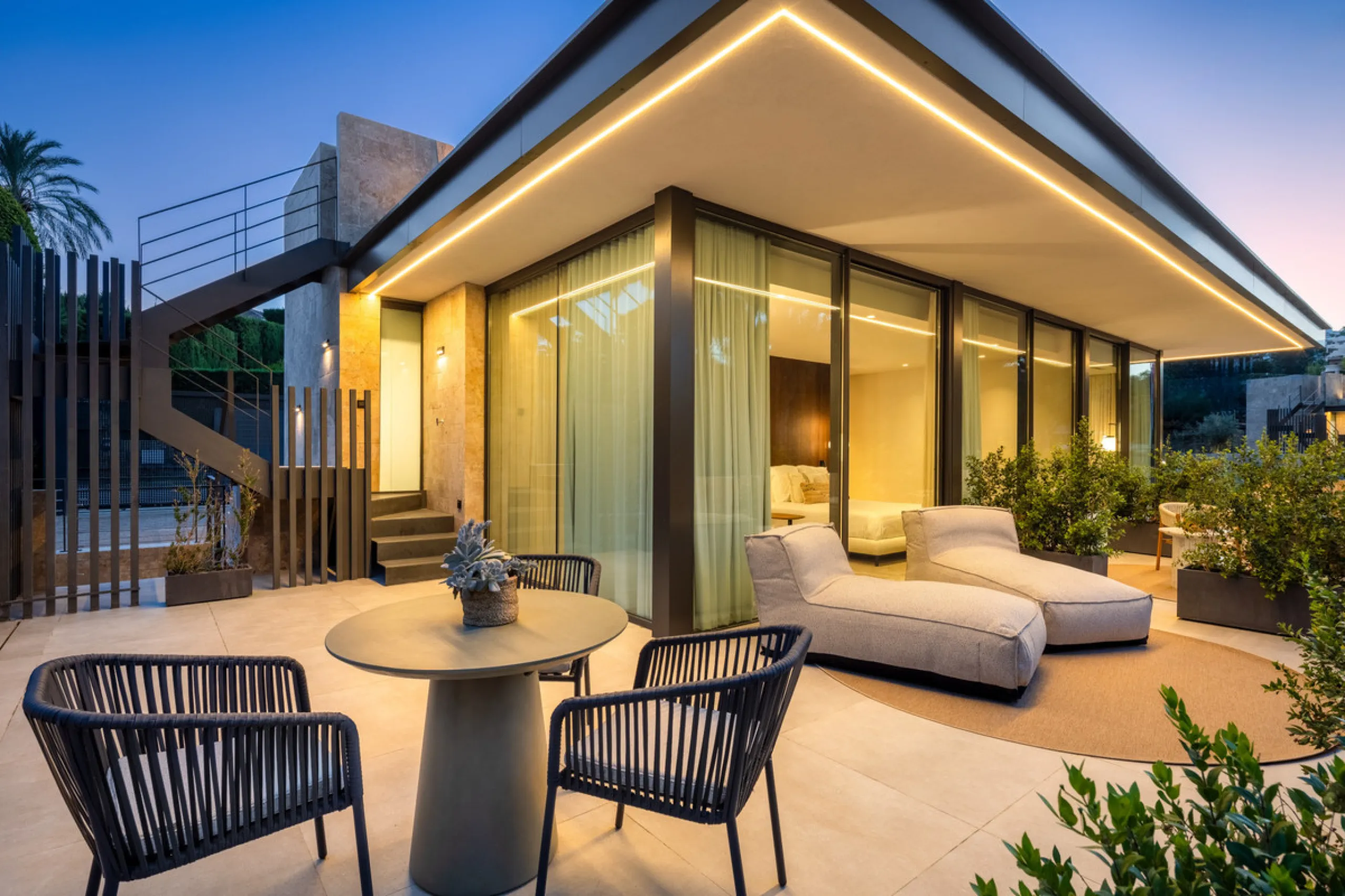 Nestled in the prestigious La Cerquilla community of Nueva Andalucía, this contemporary villa epitomizes luxury living. Masterfully crafted with organic materials, it seamlessly blends with its natural surroundings.
