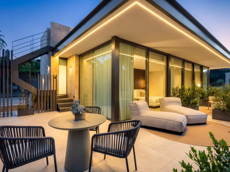 Nestled in the prestigious La Cerquilla community of Nueva Andalucía, this contemporary villa epitomizes luxury living. Masterfully crafted with organic materials, it seamlessly blends with its natural surroundings.