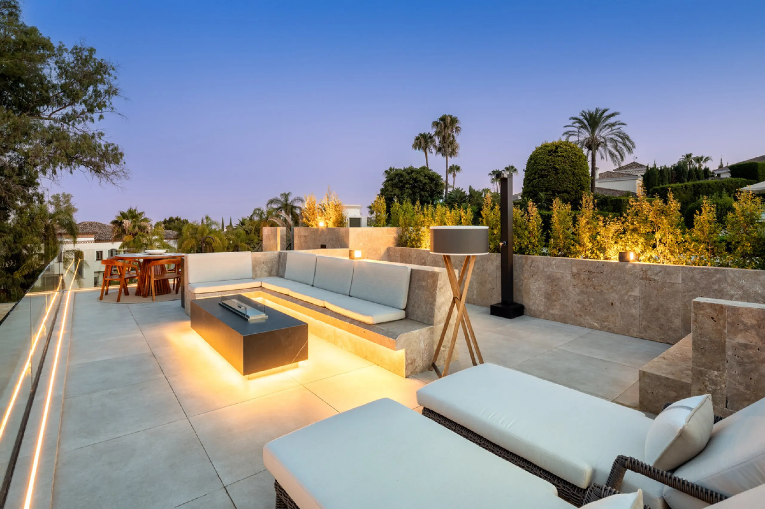 Nestled in the prestigious La Cerquilla community of Nueva Andalucía, this contemporary villa epitomizes luxury living. Masterfully crafted with organic materials, it seamlessly blends with its natural surroundings.