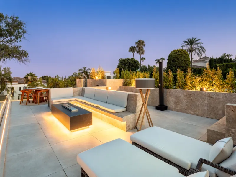 Nestled in the prestigious La Cerquilla community of Nueva Andalucía, this contemporary villa epitomizes luxury living. Masterfully crafted with organic materials, it seamlessly blends with its natural surroundings.