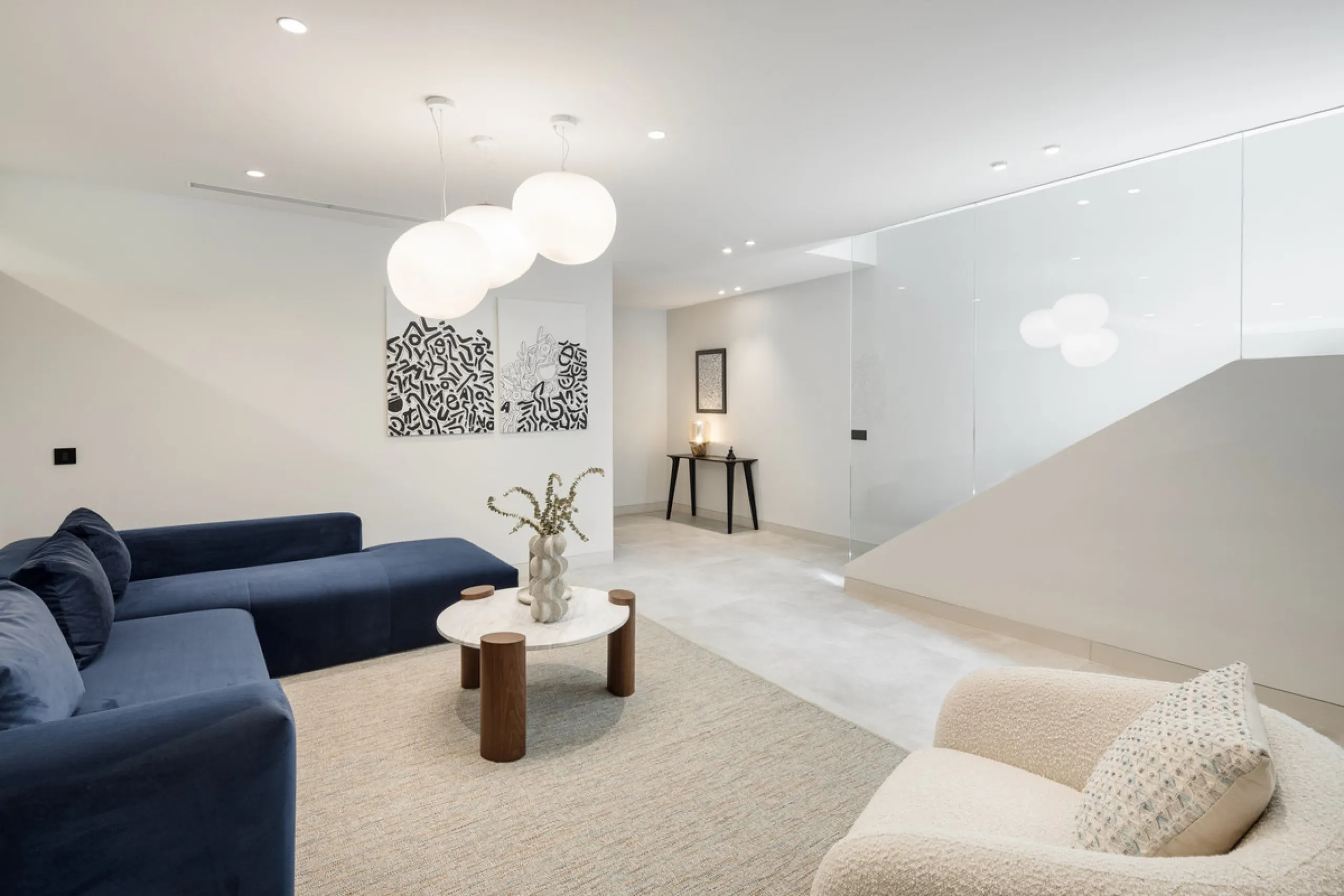 Nestled in the prestigious La Cerquilla community of Nueva Andalucía, this contemporary villa epitomizes luxury living. Masterfully crafted with organic materials, it seamlessly blends with its natural surroundings.