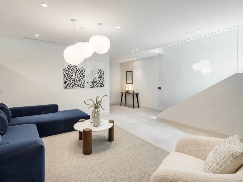 Nestled in the prestigious La Cerquilla community of Nueva Andalucía, this contemporary villa epitomizes luxury living. Masterfully crafted with organic materials, it seamlessly blends with its natural surroundings.