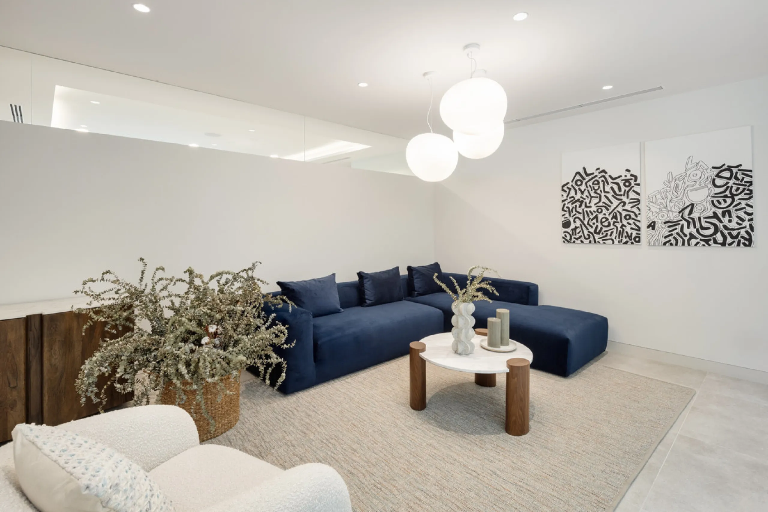 Nestled in the prestigious La Cerquilla community of Nueva Andalucía, this contemporary villa epitomizes luxury living. Masterfully crafted with organic materials, it seamlessly blends with its natural surroundings.