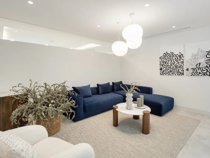 Nestled in the prestigious La Cerquilla community of Nueva Andalucía, this contemporary villa epitomizes luxury living. Masterfully crafted with organic materials, it seamlessly blends with its natural surroundings.