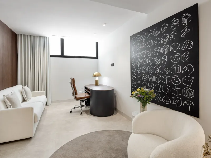 Nestled in the prestigious La Cerquilla community of Nueva Andalucía, this contemporary villa epitomizes luxury living. Masterfully crafted with organic materials, it seamlessly blends with its natural surroundings.
